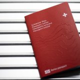 Une initiative populaire lancée mardi veut inscrire dans la Constitution que tout étranger qui séjourne légalement sur le territoire helvétique depuis cinq ans a droit à la nationalité suisse (image symbolique).